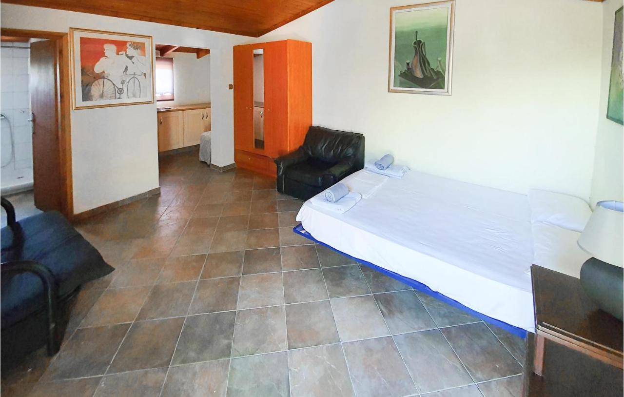 Lovely Home In Kiato With Wifi מראה חיצוני תמונה